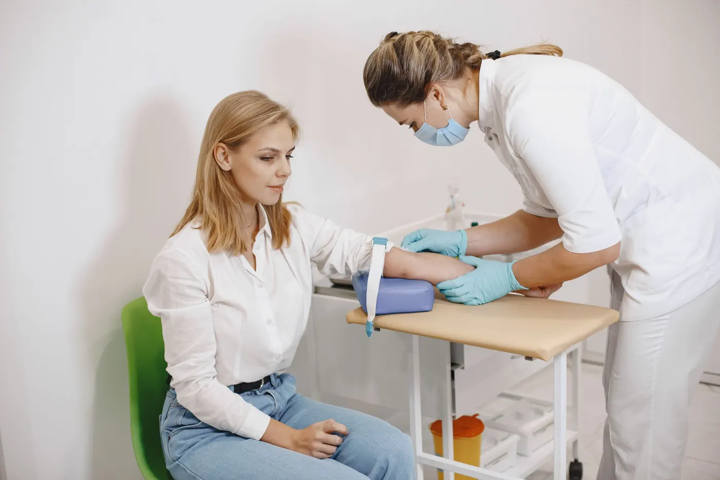 Medizinische Fachangestellte nimmt einer Patientin im Labor des MVZ Berlin Blut ab (Symbolbild)