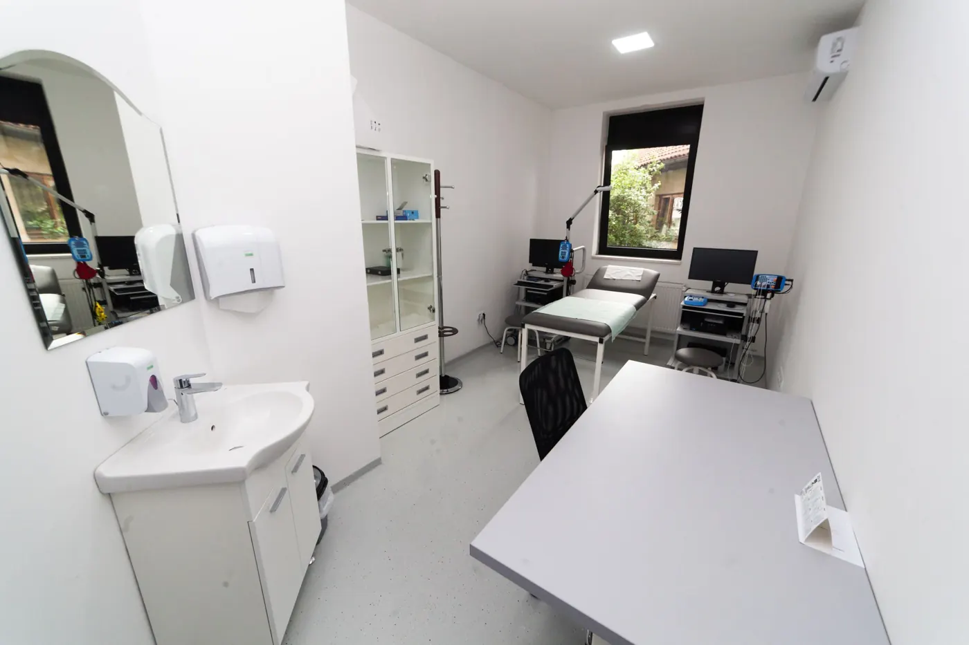 Helles Sprechzimmer mit Schreibtisch und Untersuchungsliege im MVZ Berlin (Symbolbild)